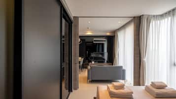 Deluxe King Room | Area soggiorno | TV LED 32 pollici con canali satellitari