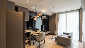 Deluxe King Room | Área de sala de estar | Televisión LED de 32 pulgadas con canales vía satélite