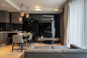 Deluxe King Room | Area soggiorno | TV LED 32 pollici con canali satellitari