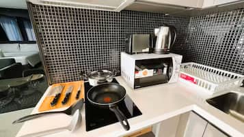 Deluxe King Room | Private kitchen | Fridge, microwave, stovetop, electric kettle