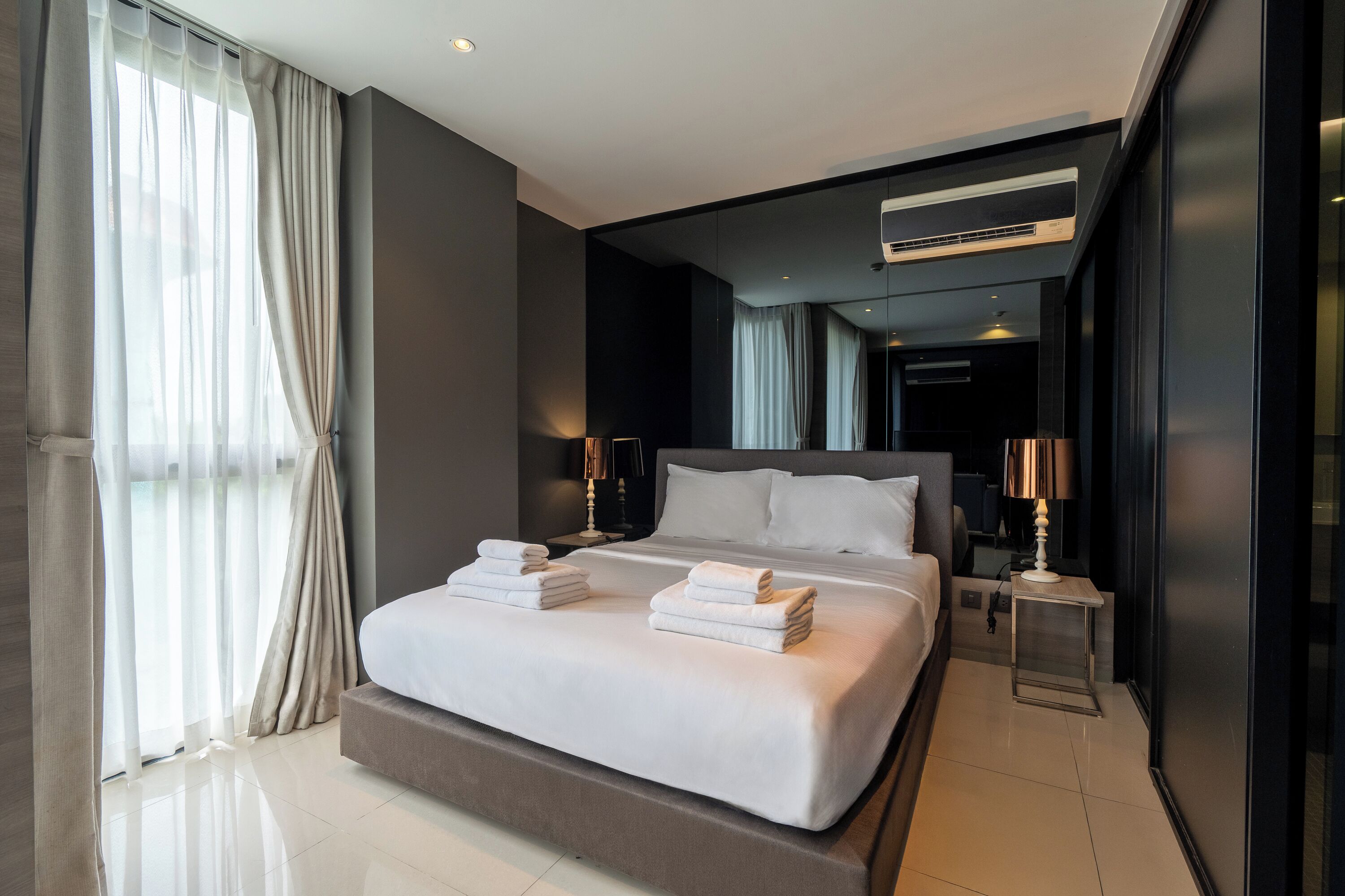 Coffres-forts dans les chambres, bureau, rideaux occultants