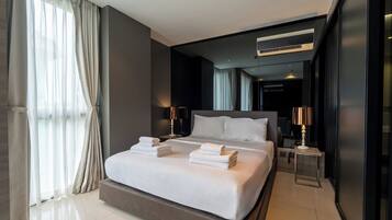 Deluxe King Room | Värdeförvaringsskåp på rummet, skrivbord och mörkläggningsgardiner