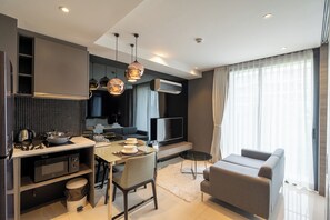 Deluxe King Room | Wohnbereich | 32-Zoll-LED-Fernseher mit Satellitenempfang