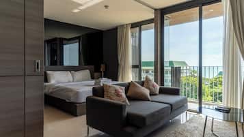 Deluxe King Room | Két bảo mật tại phòng, bàn, màn/rèm cản sáng, bàn ủi/dụng cụ ủi quần áo