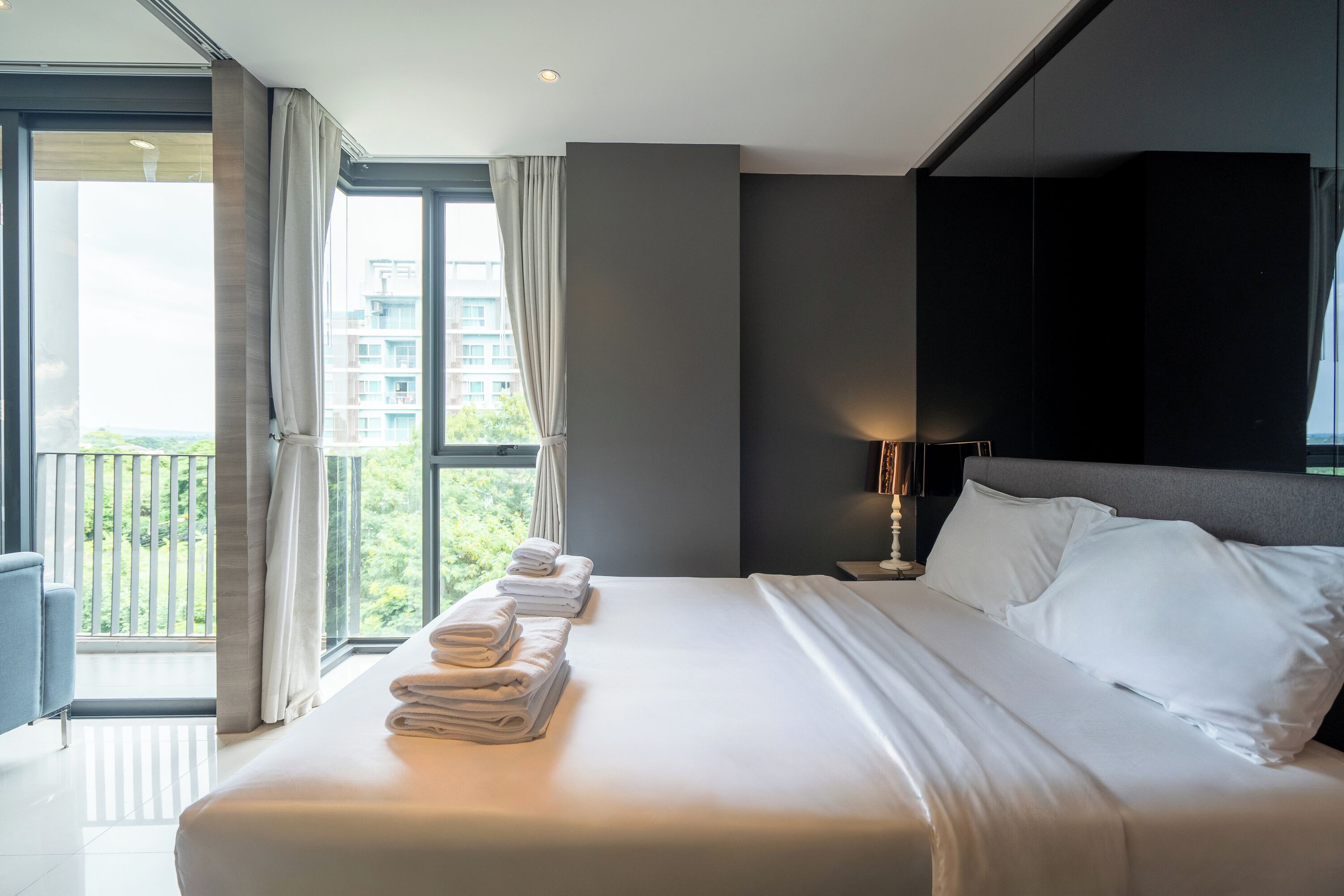 Deluxe King Room | Värdeförvaringsskåp på rummet, skrivbord och mörkläggningsgardiner