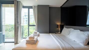 Deluxe King Room | Värdeförvaringsskåp på rummet, skrivbord och mörkläggningsgardiner