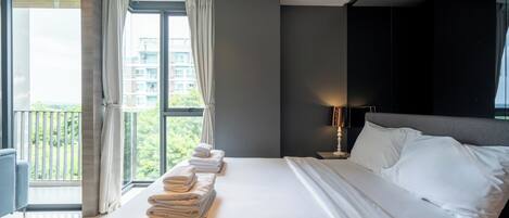 Deluxe King Room | Safe på rommet, skrivebord, blendingsgardiner og strykejern/-brett