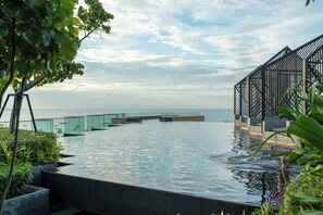 Outdoor pool, pool loungers - Edge Central Pattaya by PH (Pattaya)