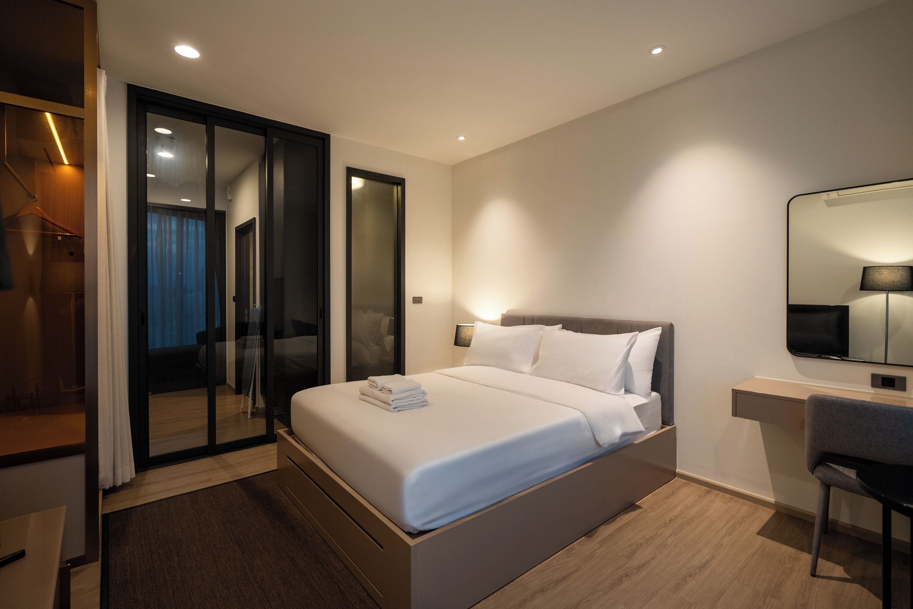 Deluxe Queen Room | In-room safe, desk, blackout drapes, iron/ironing board