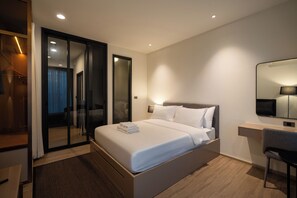Deluxe Queen Room | In-room safe, desk, blackout curtains, iron/ironing board - Edge Central Pattaya by PH (Pattaya)