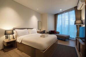 Deluxe Queen Room | Värdeförvaringsskåp på rummet, skrivbord och mörkläggningsgardiner