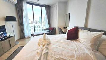 Deluxe King Room | 客房內保險箱、書桌、遮光布/窗簾、熨斗/熨衣板