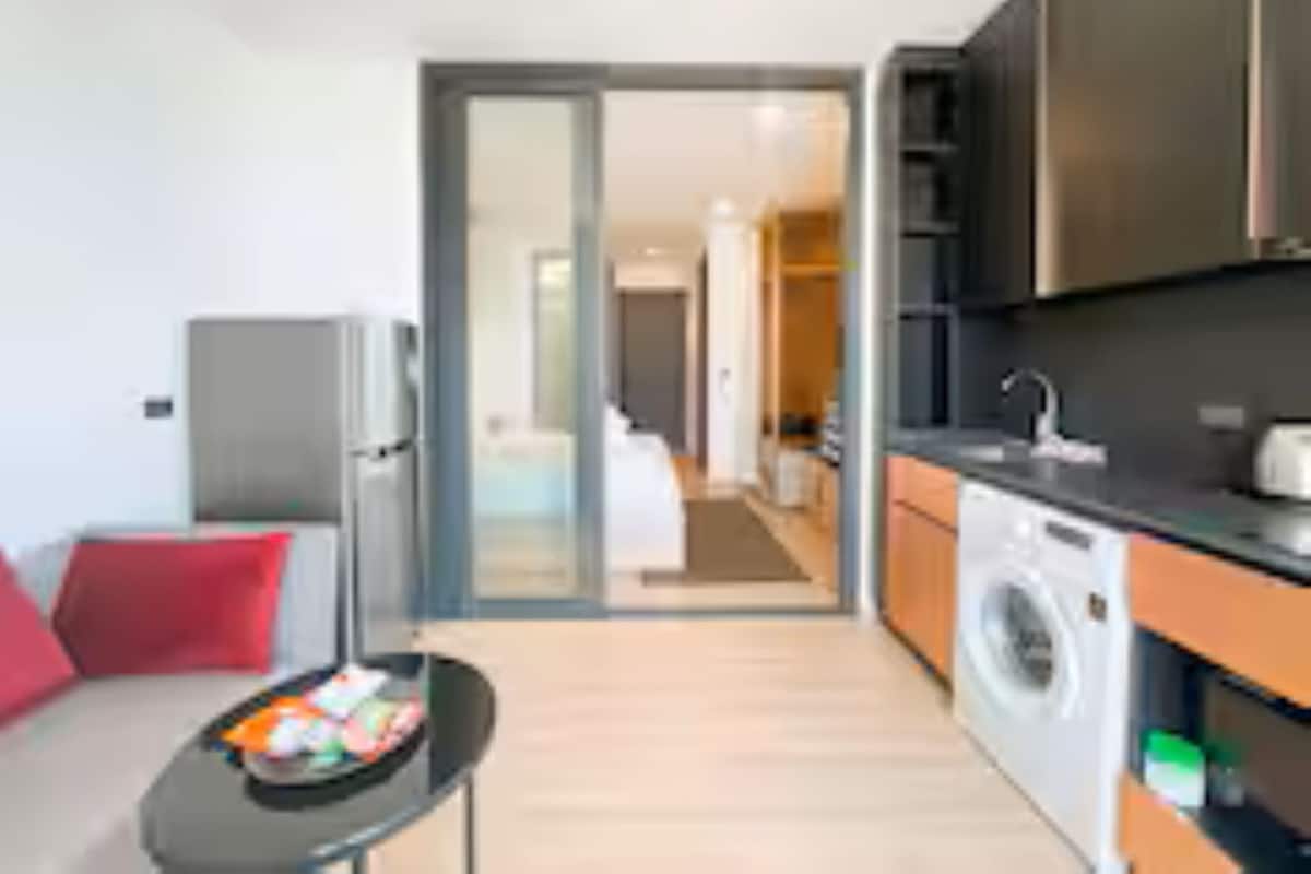 Premium Deluxe King Room | Zona de estar | Smart TV de 32 pulgadas con canales por satélite