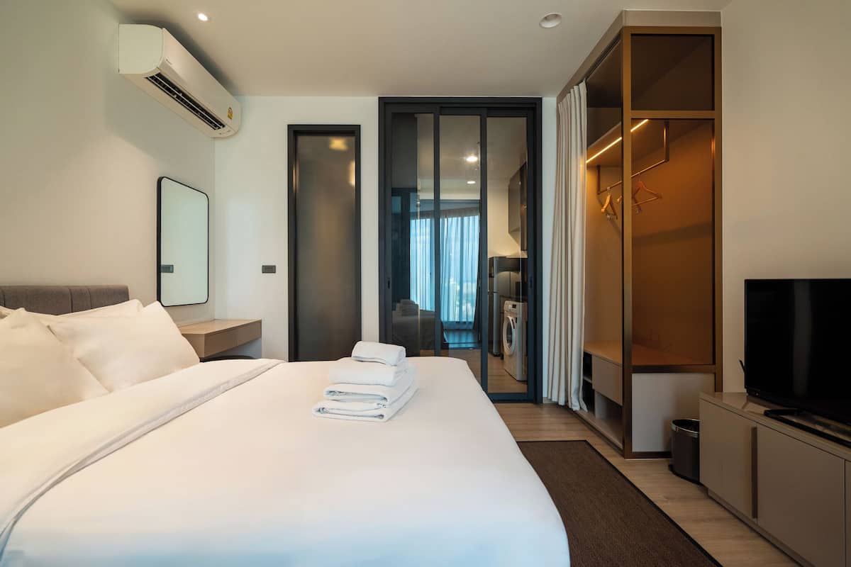 Premium Deluxe Queen Room | In-room safe, desk, blackout curtains, iron/ironing board