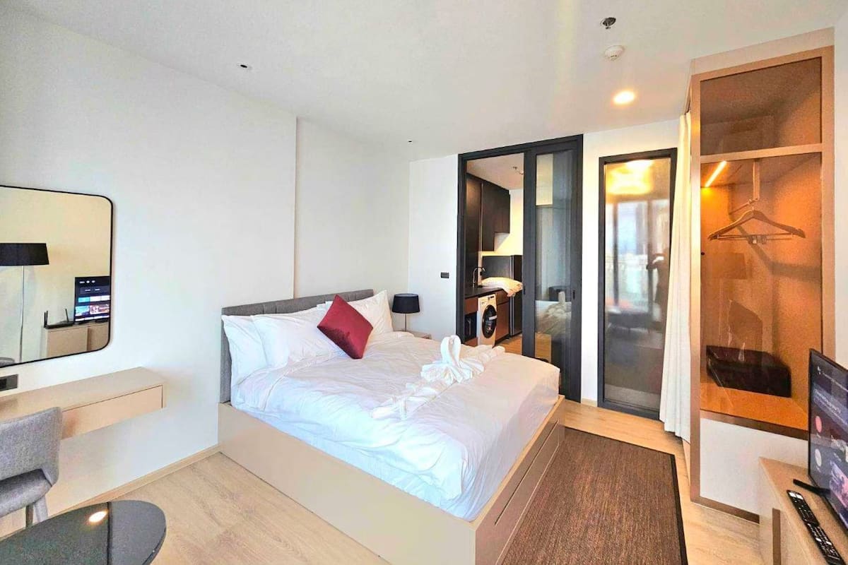 Deluxe King Room | Caja fuerte, escritorio, cortinas opacas y tabla de planchar con plancha