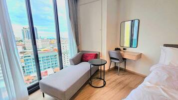 Deluxe King Room | Caja fuerte, escritorio, cortinas opacas y tabla de planchar con plancha