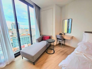 Deluxe King Room | Caja fuerte, escritorio, cortinas opacas y tabla de planchar con plancha