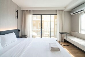 Deluxe King Room | In-room safe, desk, blackout curtains, iron/ironing board - Bayphere residence by Prop Hopper (Sattahip)
