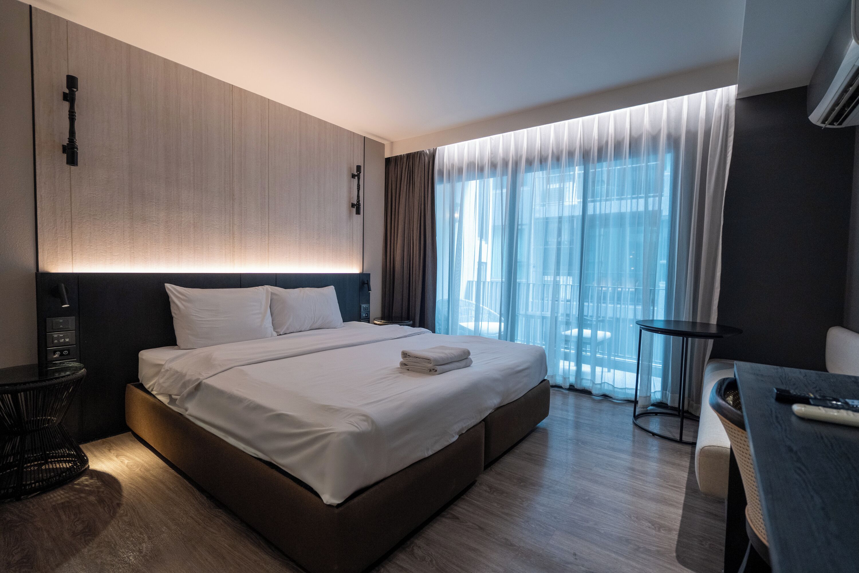 Deluxe King Room | In-room safe, desk, blackout curtains, iron/ironing board