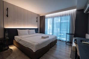 Deluxe King Room | Een kluis op de kamer, een bureau, verduisterende gordijnen