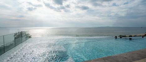 Piscine extérieure, chaises longues