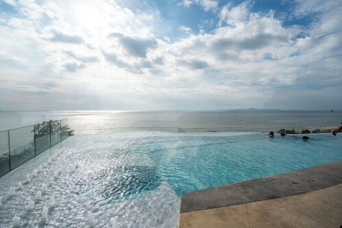 Bayphere residence by Prop Hopper