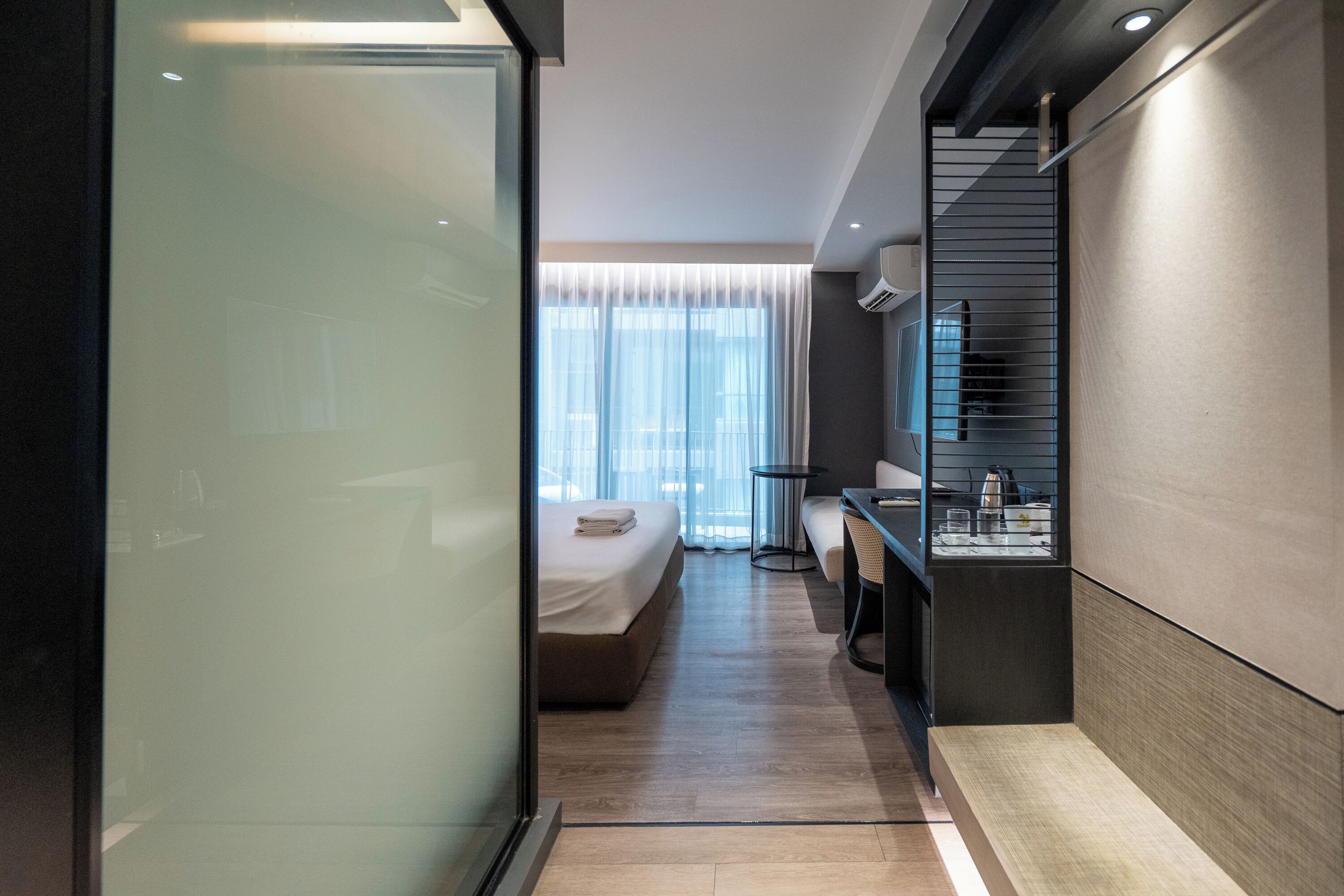 Deluxe King Room | 客房内保险箱、办公桌、遮光窗帘、熨斗/熨衣板