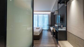 Deluxe King Room | In-room safe, desk, blackout drapes, iron/ironing board