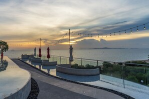 Outdoor pool, sun loungers - Bayphere residence by Prop Hopper (Sattahip)