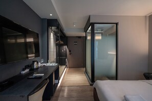 Deluxe King Room | 客房内保险箱、办公桌、遮光窗帘、熨斗/熨衣板