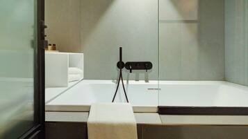 Chambre Double, vue jardin | Salle de bain | Chaussons