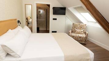 Deluxe appartement, uitzicht op tuin | Een bureau, een laptopwerkplek, gratis wifi