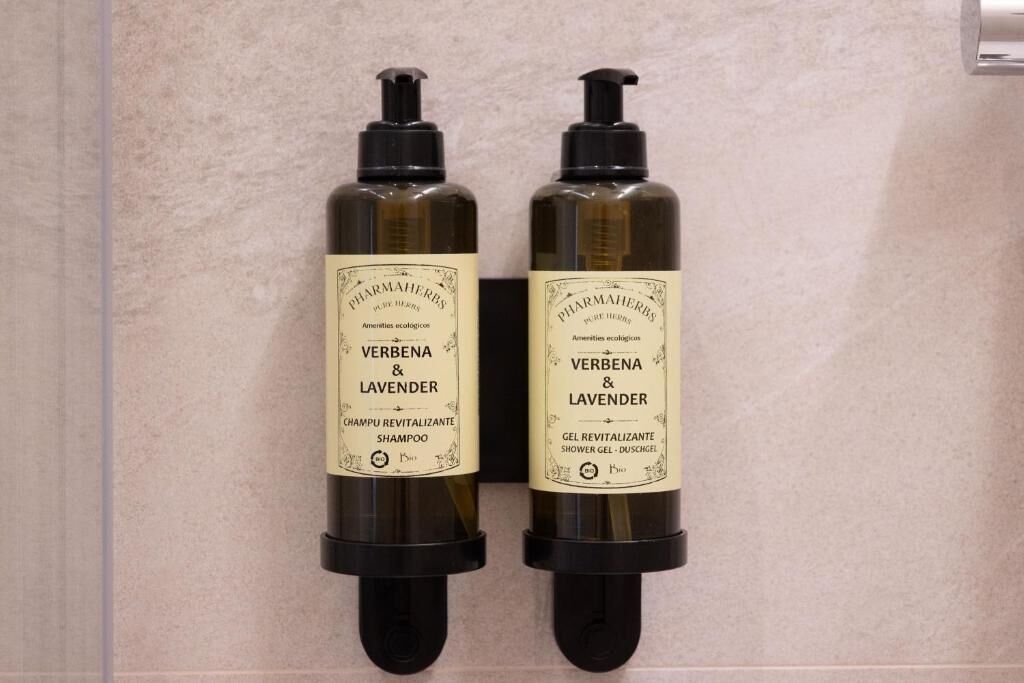 Dos botellas de champú y gel de ducha de verbena y lavanda.