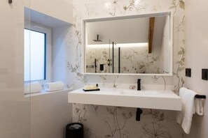 Appartement Deluxe, vue sur le jardin | Salle de bain | Douche, articles de toilette (gratuits), séchoir à cheveux