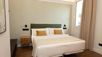 Familien-Vierbettzimmer | Schreibtisch, laptopgeeigneter Arbeitsplatz, kostenloses WLAN