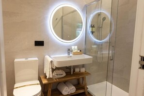 Comfort Double Room, Pool View | Bathroom | Shower, free toiletries, hair dryer, towels - PARDAVILA 57 SLOW HOTEL (Marin)