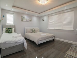 7 bedrooms, individually decorated, individually furnished, free WiFi - Falcon Bal House (Farnborough)