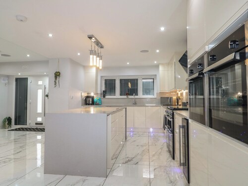 Falcon Bal House