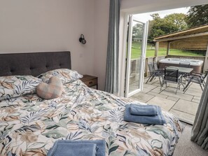 2 bedrooms, individually decorated, individually furnished, free WiFi - The Lodge (Bridgend)