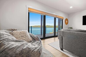 TV, peis og kontorer