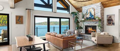 Televisión, chimenea y oficina