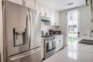 冷蔵庫、電子レンジ、オーブン、コンロ