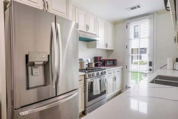 Geladeira, micro-ondas, fogão, cooktop