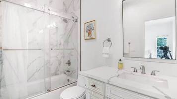 シャワー、ヘアドライヤー、タオル