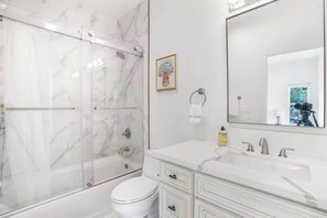 シャワー、ヘアドライヤー、タオル