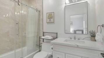 シャワー、ヘアドライヤー、タオル