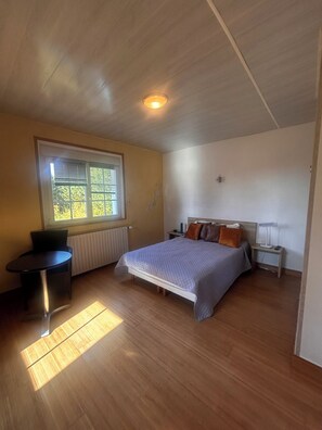 7 bedrooms, iron/ironing board, WiFi, bed sheets