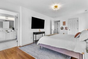 4 bedrooms, iron/ironing board, free WiFi, bed sheets