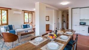 Family Apartment, 2 Bedrooms, 2 Bathrooms, Mountainside (Villa Siwaton Bellavista 2) | Dining - Villa Siwaton Bellavista (Como)