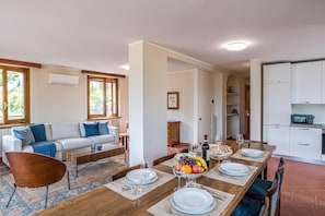 Family Apartment, 2 Bedrooms, 2 Bathrooms, Mountainside (Villa Siwaton Bellavista 2) | Dining